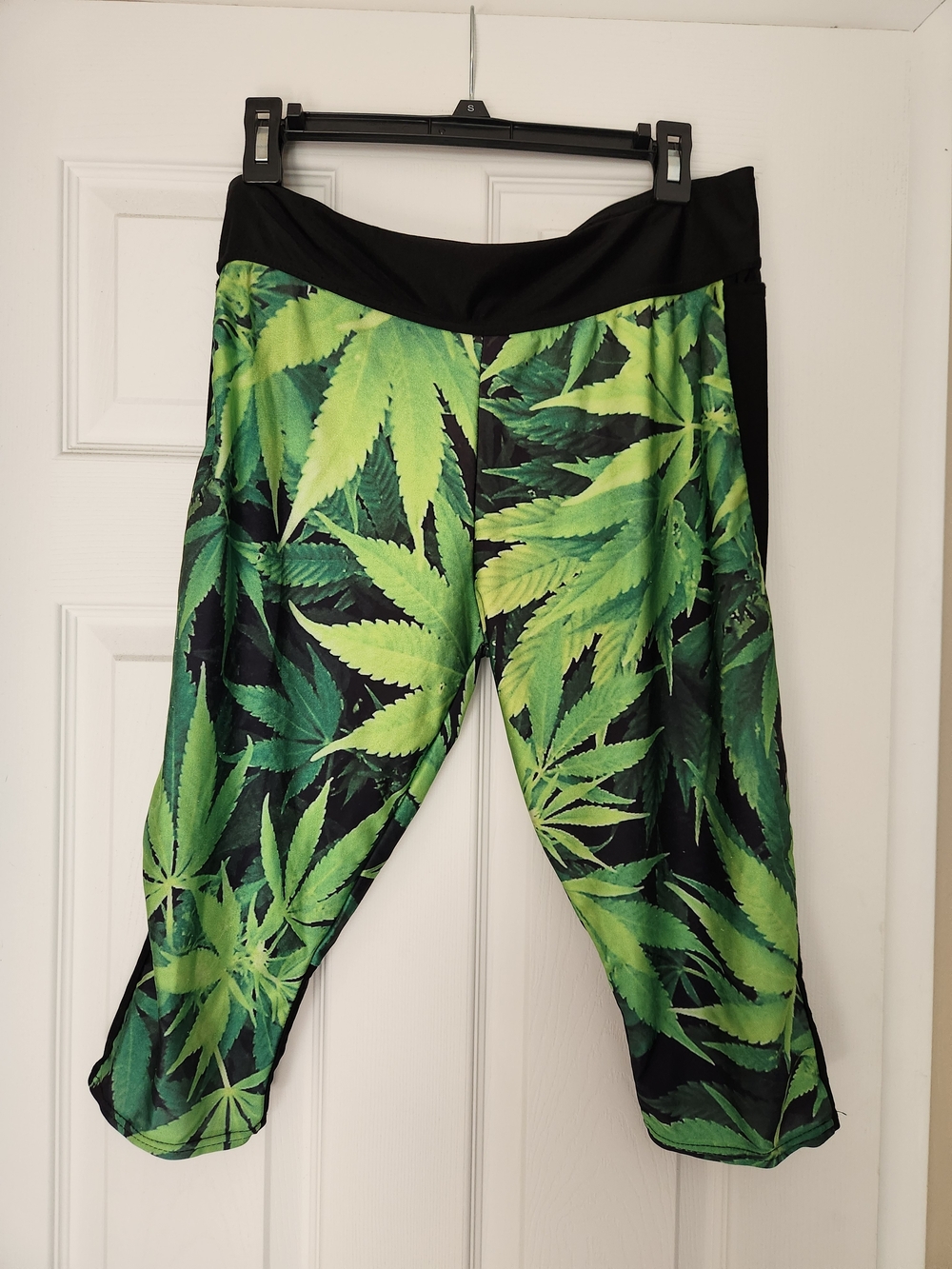Black & Green Leaf-Print Capri Leggings